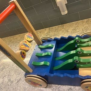 MELISSA AND DOUG ALLIGATOR WALKER